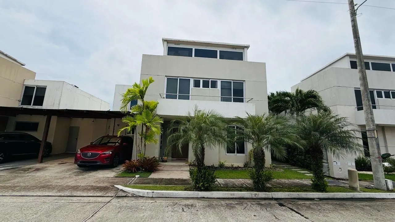 Alquiler de Casa en Villa Sur — 1 de 24