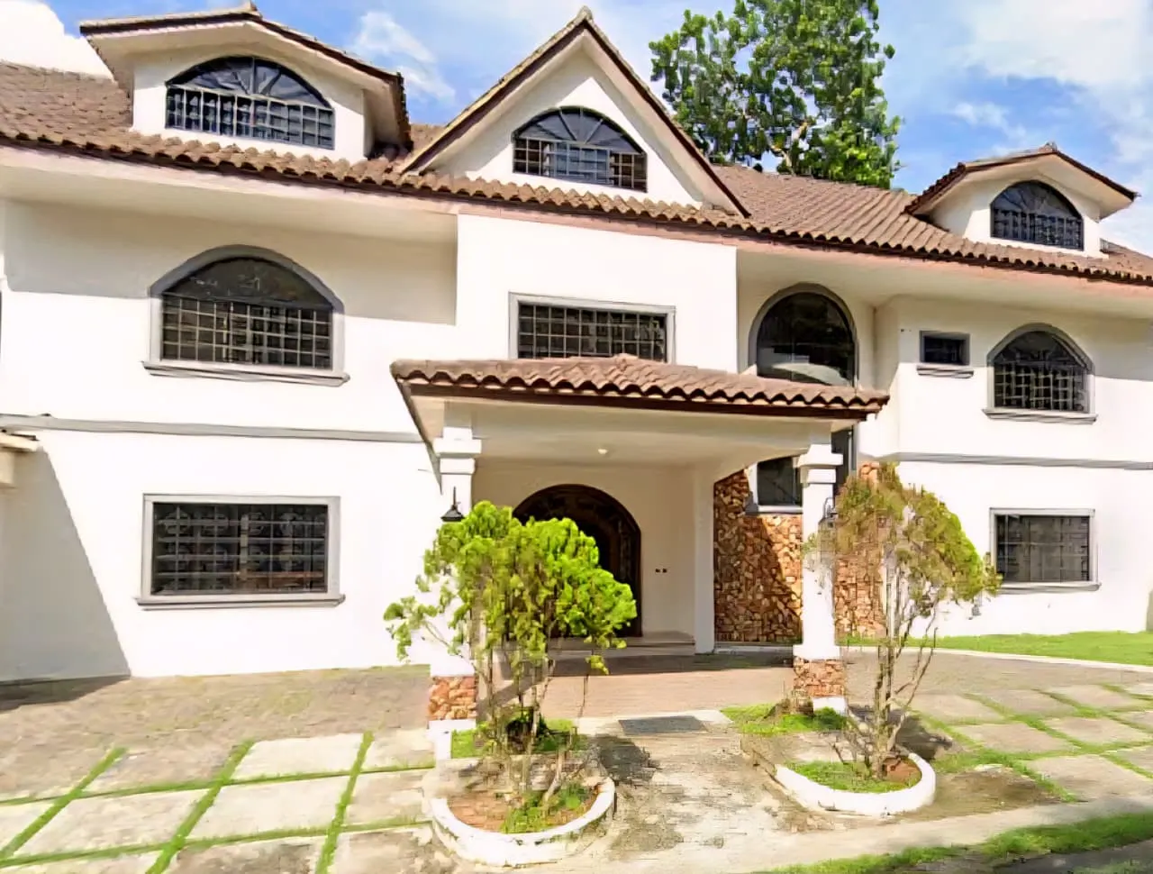 Venta de casa en Llanos de Curundu, Albrook — 1 de 17